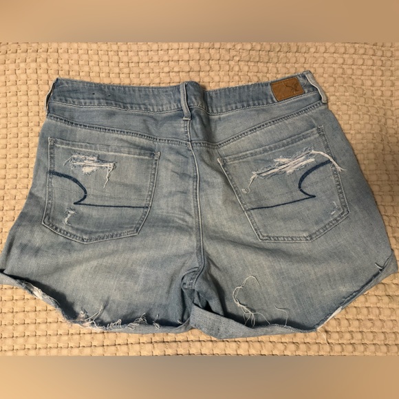 American Eagle Distressed Tomgirl Jean Shorts Size 16 - Picture 4 of 5